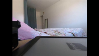 Молодой парень установил скрытую камеру и трахает свою стройную мать на кровати